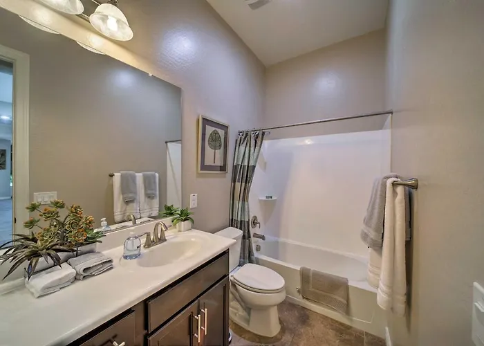 Hot Tub & Putting Green: In Holiday home Surprise